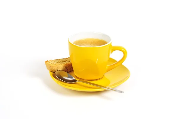 Tazza di caffè espresso giallo con cucchiaio e crostini — Foto Stock