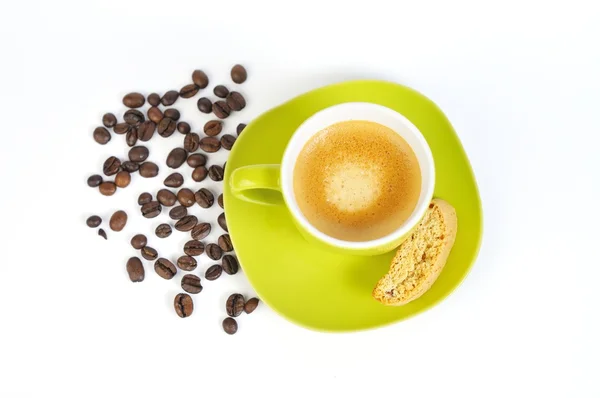 Zelené espresso šálek s kávová zrna a crostini 2 — Stock fotografie