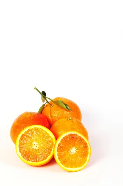 Drei Orangen und eine halbierte — Stockfoto