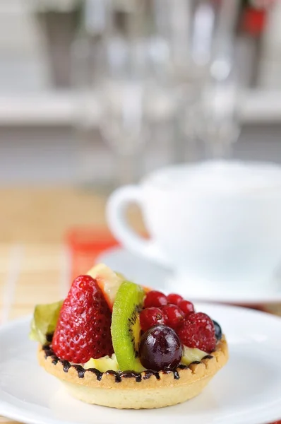 Tarta de frutas con café — Foto de Stock