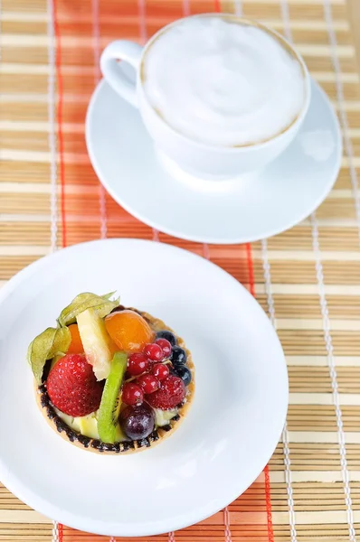 Früchtekuchen und Kaffee — Stockfoto