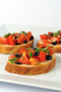 Beyaz tabakta lezzetli geleneksel bruschetta