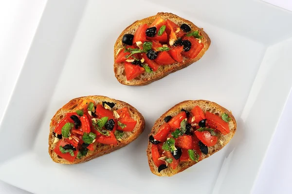 Bruschetta på vit tallrik från toppen — Stockfoto