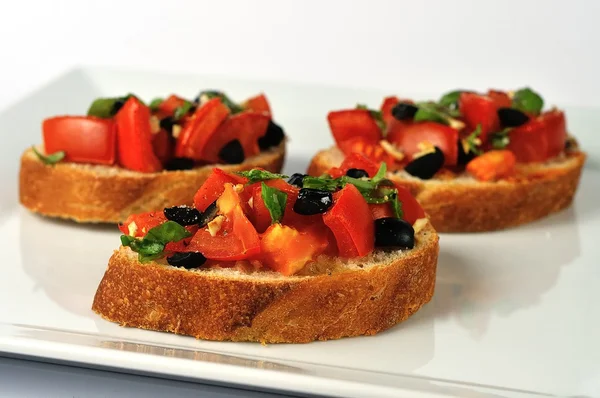 Bruschetta på vit tallrik 2 — Stockfoto