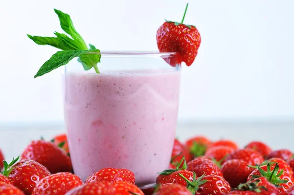 Çilekli milkshake closeup ve beyaz arka plan