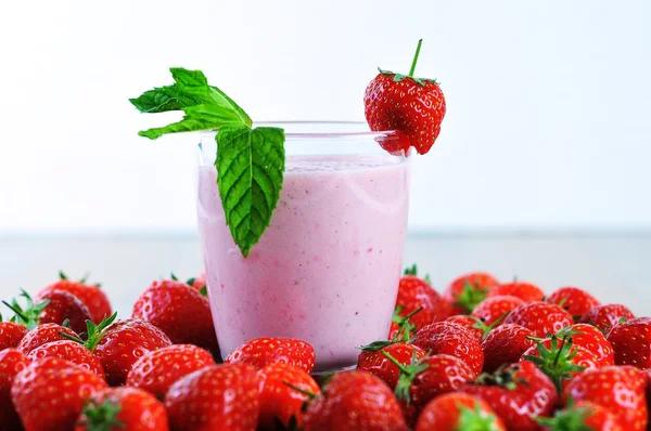 Fraise shake gros plan et fond blanc — Photo