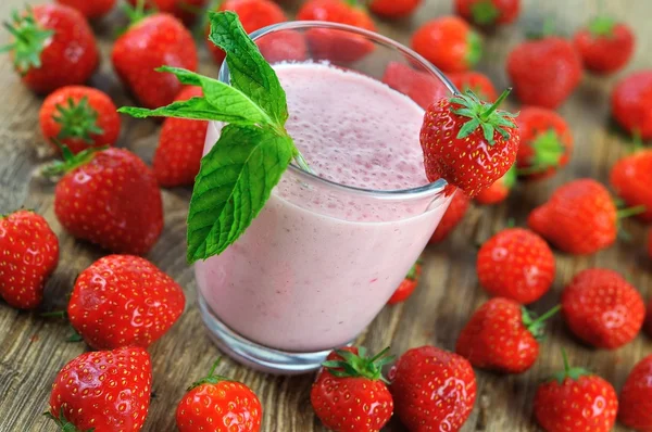 Erdbeer-Milchshake und jede Menge Erdbeeren Stockfoto