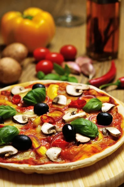 Pizza s některé ingredience — Stock fotografie