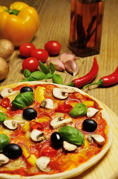 Pyszne pizze i składniki — Zdjęcie stockowe