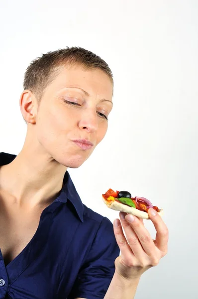 Pizza yiyen genç bir kadın