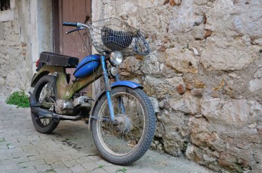 eski motosiklet duran bir duvar