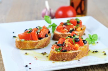 Bruschetta ahşap masa ve SID beyaz plaka üzerine yağlıboya ile