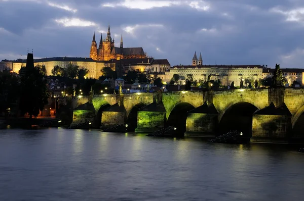 Charles bridge and the prague castle at night — Stock Photo, Image