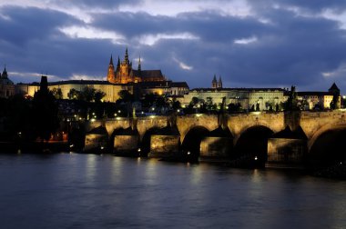 Işıklı charles Köprüsü ve Prag Kalesi'ne akşam