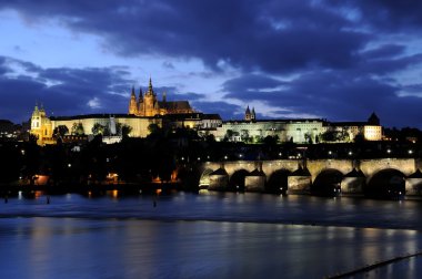charles Köprüsü ve Prag Kalesi'ne mavi saatte Güz