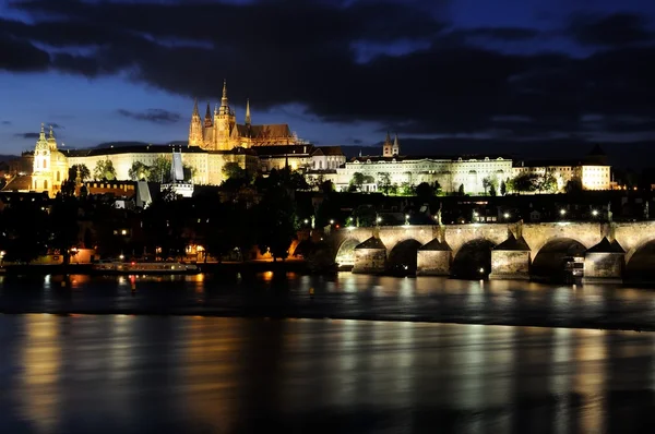 Night at the charles bridge and the prague castle — Stock Photo, Image