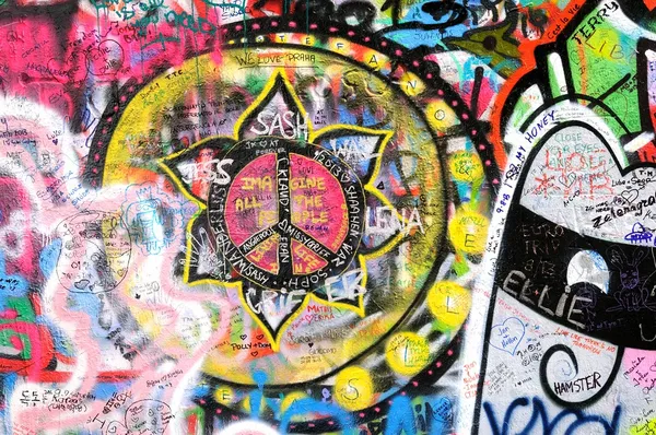 Färgglad graffiti på john lennon vägg i Prag Stockbild