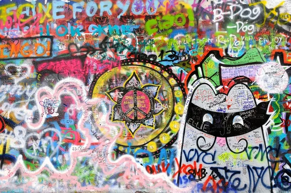 Graffiti an der John Lennon Wall in Prag lizenzfreie Stockfotos