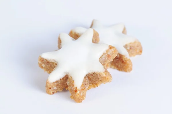 stelle di cannella dolce su sfondo bianco