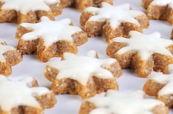 Christmas cinnamon stars against white background from the side — Stock Photo, Image