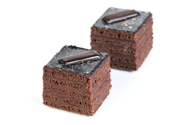 Beyaz arka plan karşı iki çikolatalı kek