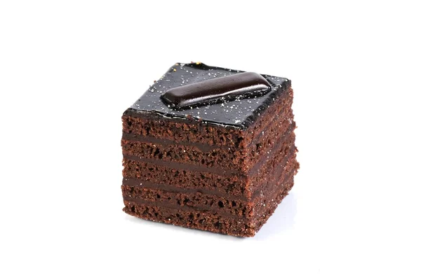 Donkere chocolade cake tegen witte achtergrond — Stockfoto