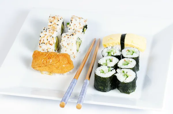 Beyaz tabakta vejetaryen küçük sushi menüsü