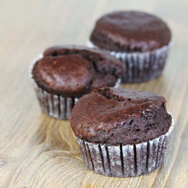 ahşap masa üstünde tatlı çikolata muffins