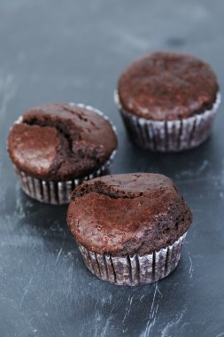 dark slate üzerinde tatlı çikolata muffins