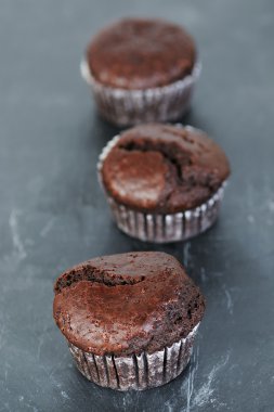 dark slate üzerinde çikolatalı kek