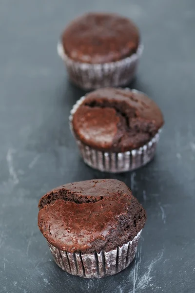 Chocolade muffins op donkere leisteen — Stockfoto