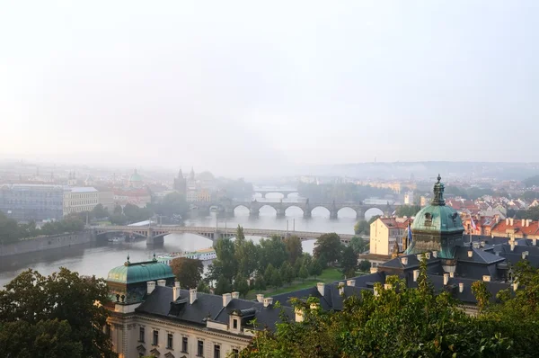 Overwiew au sujet de la prague tôt le matin — Photo