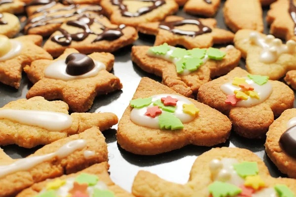 Zelfgemaakte, kleurrijke ingerichte cookies voor Kerstmis — Stockfoto