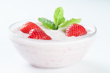 Kırmızı strawberrys ile yoğurt