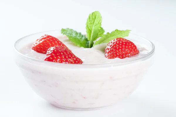 Yogurt con fragole rosse — Foto Stock