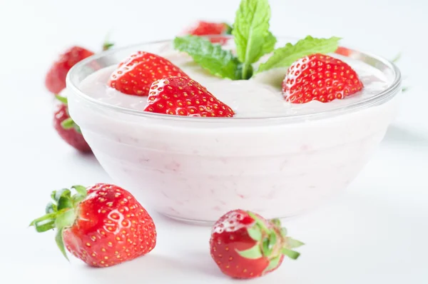 Jogurt s strawberrys a mátou — Stock fotografie