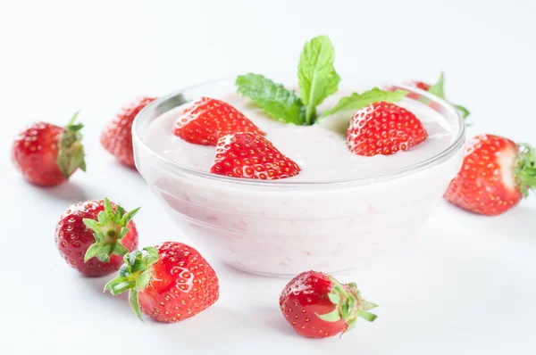 Frisches Dessert mit roten Erdbeeren — Stockfoto