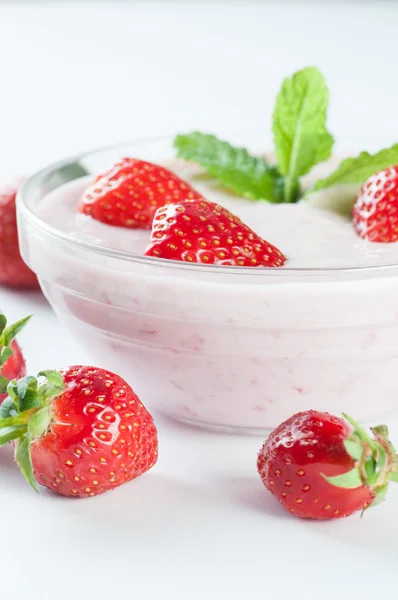 Frisches Dessert mit Erdbeeren und Minze — Stockfoto