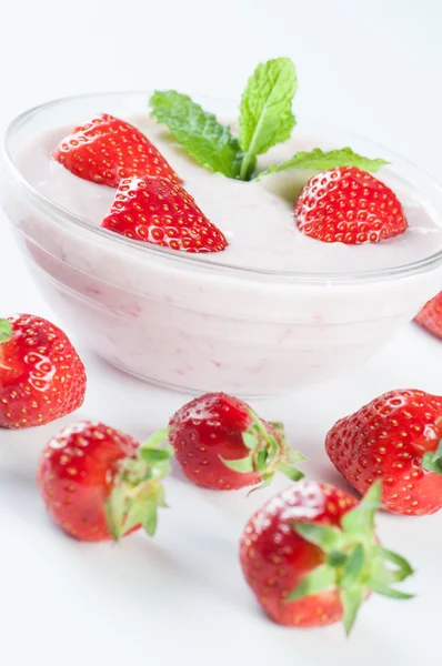 Tatlı yoğurt, strawberrys ve nane — Stok fotoğraf