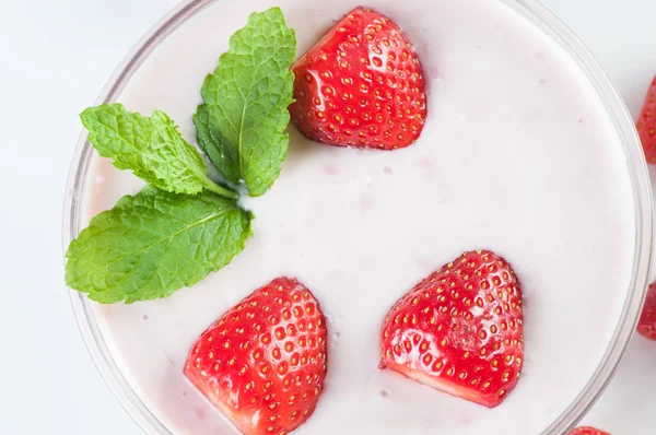 Dessert met munt, yoghurt en strawberrys — Stockfoto