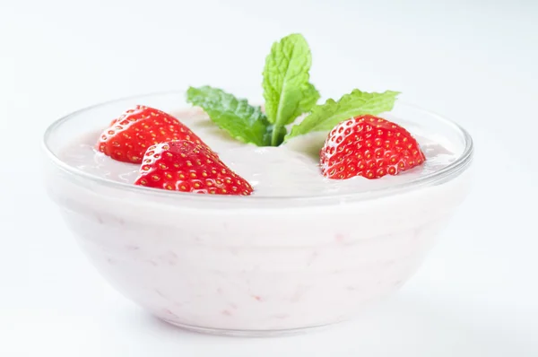 Йогурт с красной клубникой Стоковое Изображение