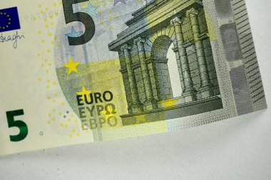 Birçok farklı avro banknotları düz bir yüzeye rastgele yayıldı
