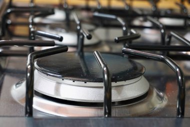 Çelik sobanın üzerinde siyah bir mutfak ocağının yakın çekimi.