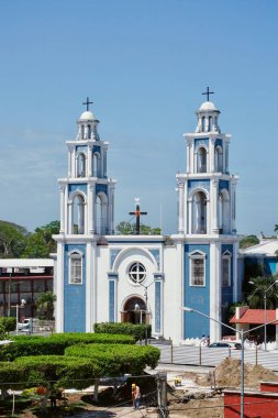 Comalcalco, Tabasco / Mexico - 11 Mart 2021: Benito Juarez merkez plazası ve Meksika 'nın Tabasco kentindeki San Isidro kilisesi gün içinde