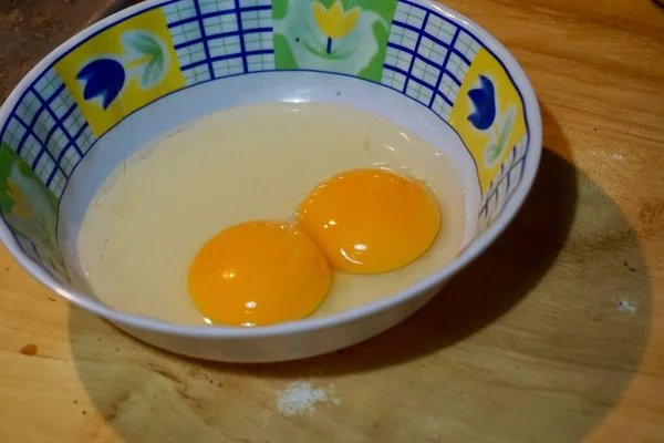 Doppio Tuorlo Uovo Una Ciotola Plastica — Foto Stock