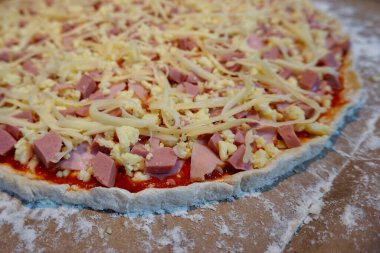 Pişmemiş jambon, sosis ve peynirli pizza.