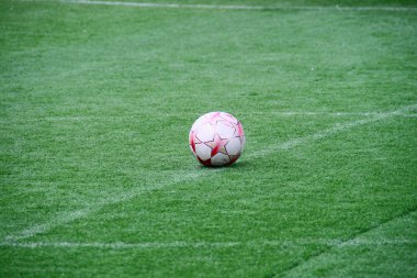 alanın ortasına futbol topu