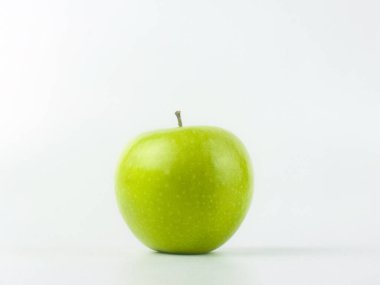 Beyaz zemin üzerine yeşil elma Granny Smith