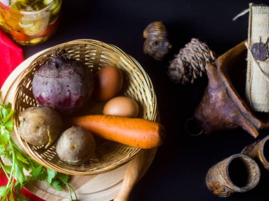 Sebze ve yumurtalarla dolu bir sepetin içinde hayat