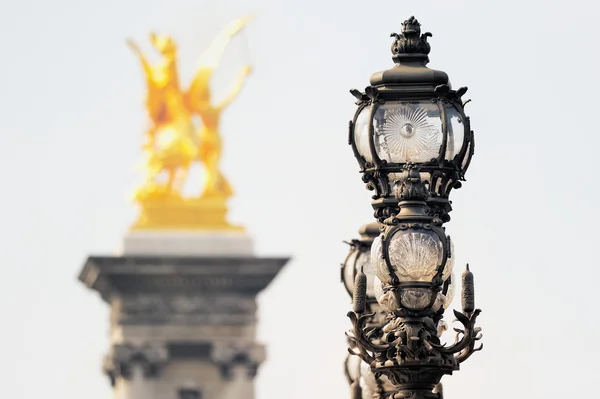 Skulptur och lyktstolpe — Stockfoto